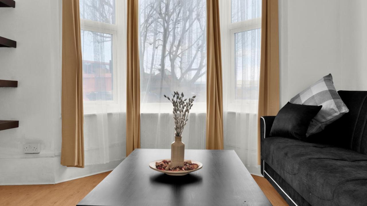 Livestay-4 Bed 2 Bath House With Private Garden Holiday home *