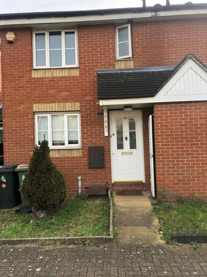 Casa de férias Lovely 3 Bed Semi Detached House With Off Street Parking Located In A Quiet Close *