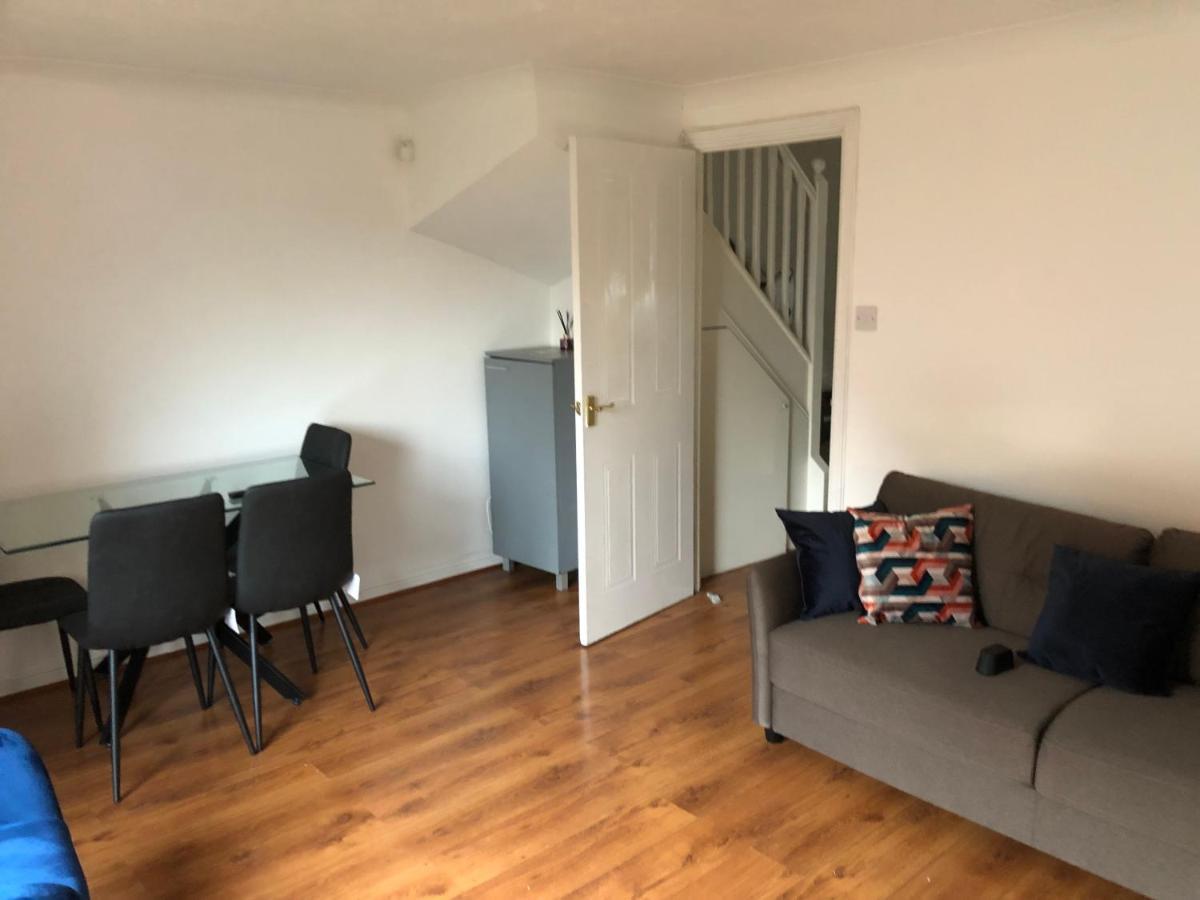 Lovely 3 Bed Semi Detached House With Off Street Parking Located In A Quiet Close Casa de férias