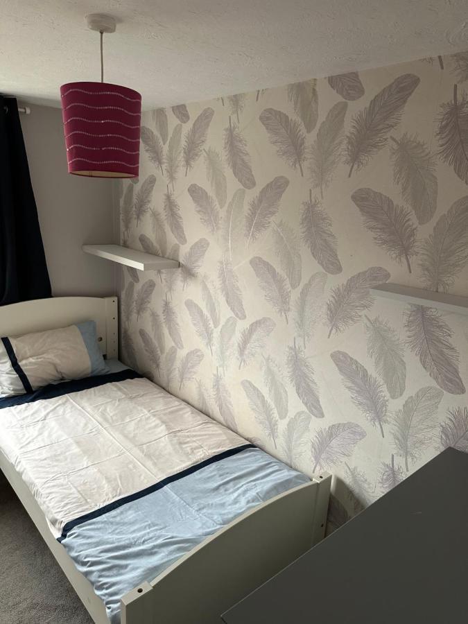 Lovely 3 Bed Semi Detached House With Off Street Parking Located In A Quiet Close Casa de férias *