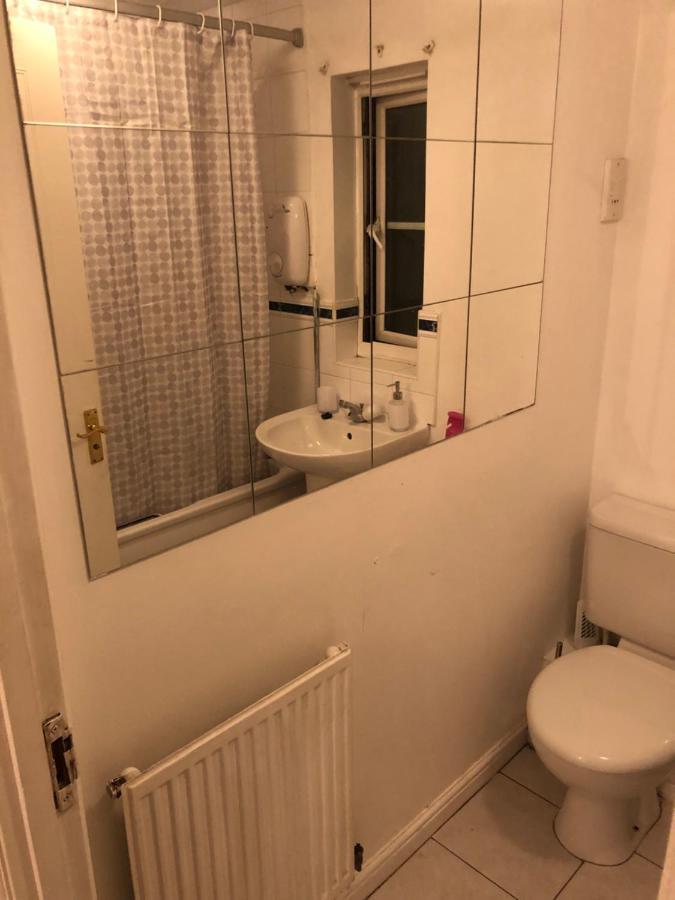 Casa de férias Lovely 3 Bed Semi Detached House With Off Street Parking Located In A Quiet Close