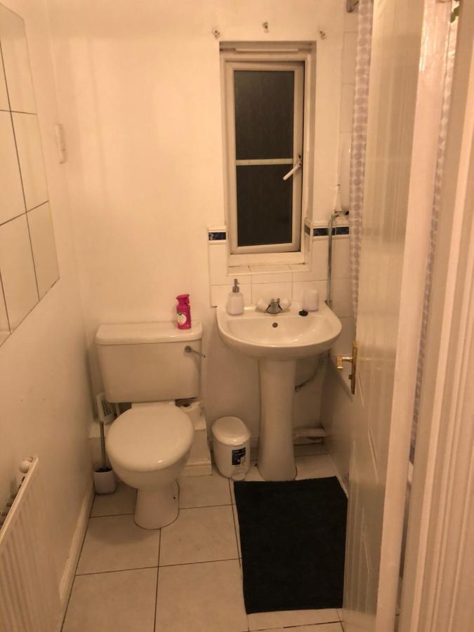 Lovely 3 Bed Semi Detached House With Off Street Parking Located In A Quiet Close Casa de férias