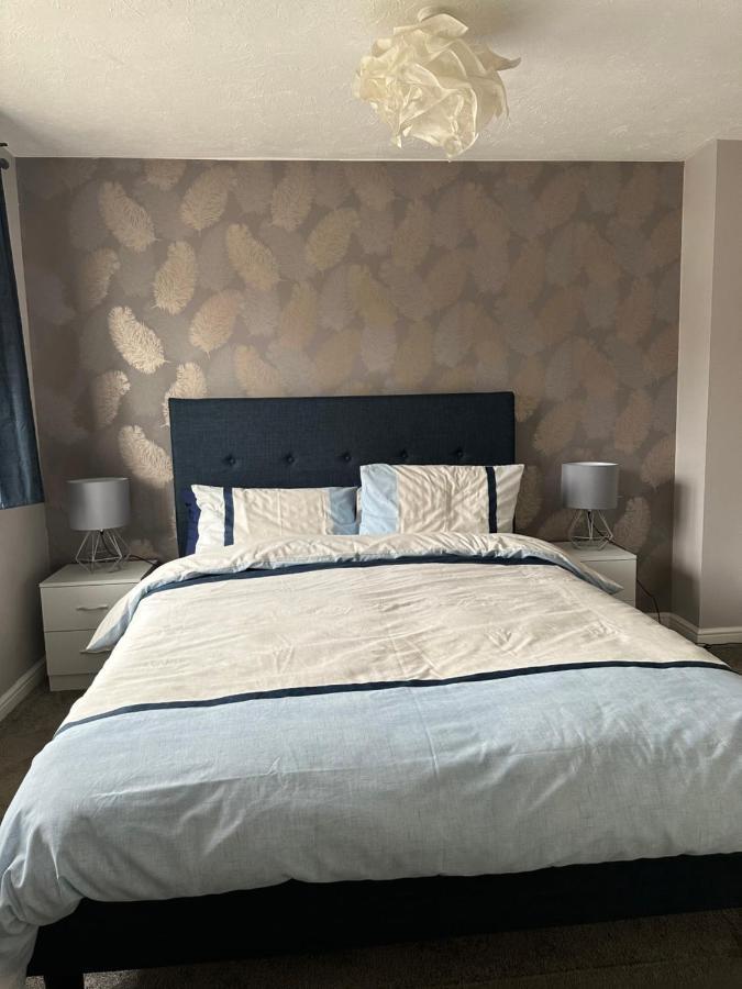 Lovely 3 Bed Semi Detached House With Off Street Parking Located In A Quiet Close Casa de férias