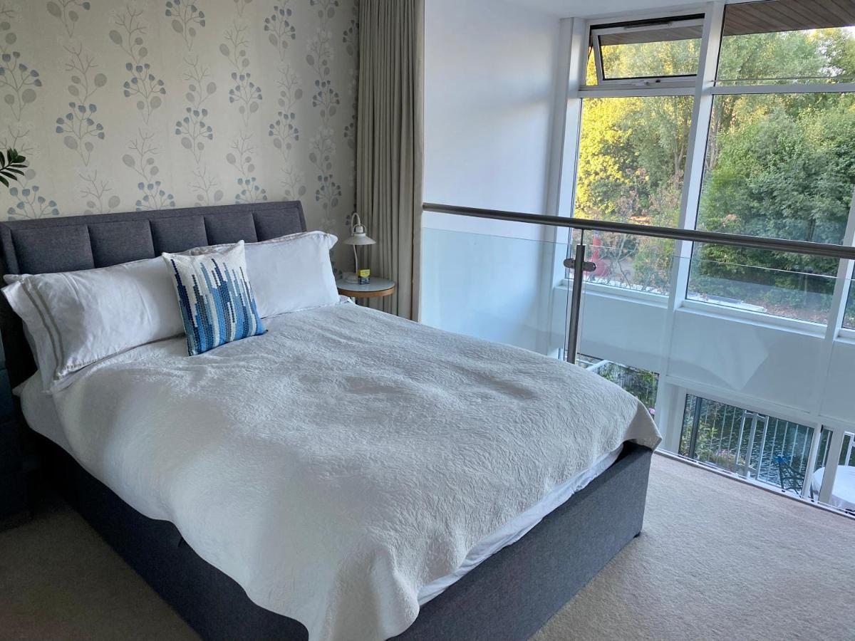 Luxury Canal-front 2 Bedroom Loft Apartment London