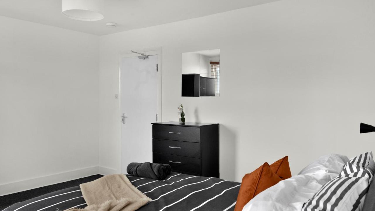 Livestay-4 Bed 2 Bath House With Private Garden Holiday home