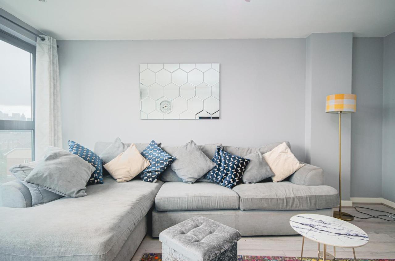 Stylish Close To Bridge Apartment London