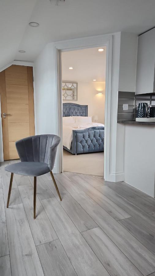 Luxury 5 Star - Parking, Garden, Nr Greater Metro Stations London