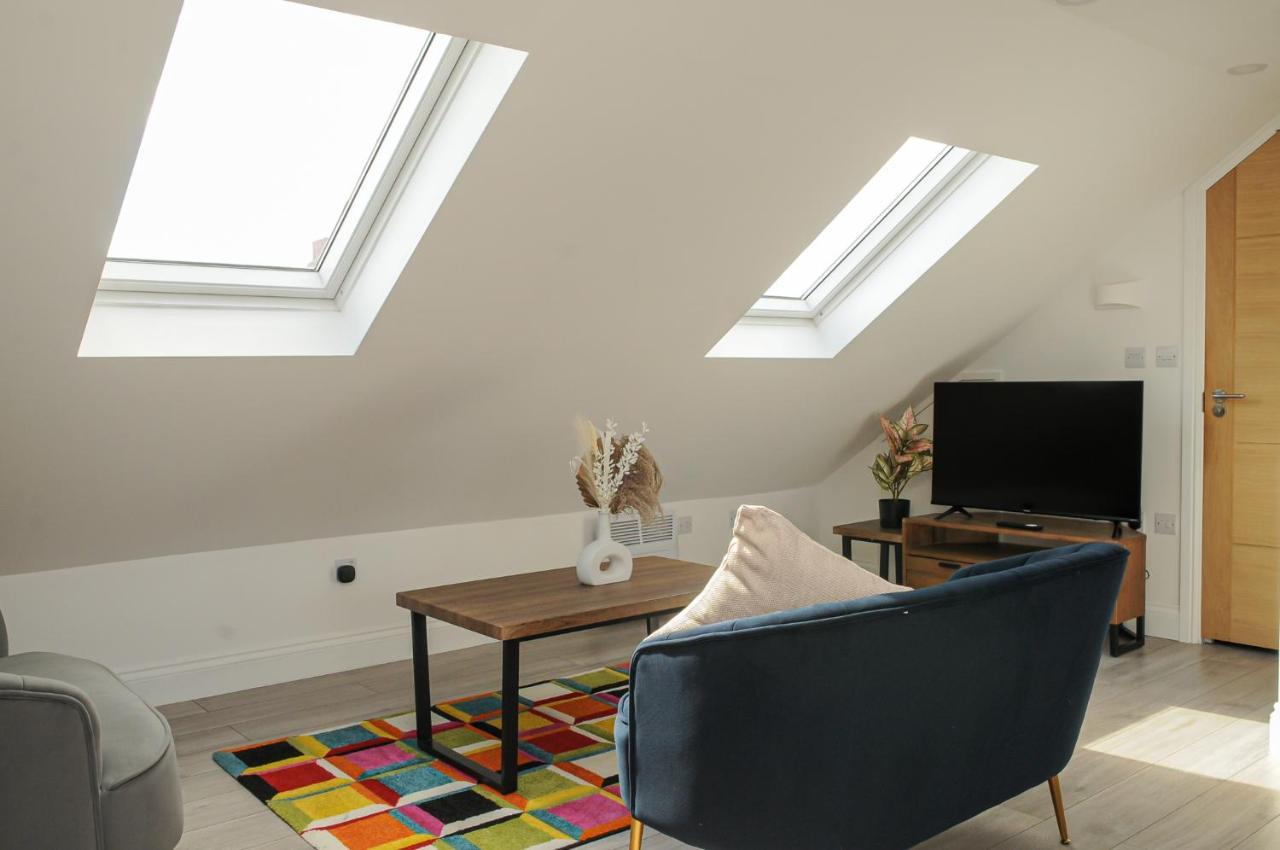 Apartment Luxury 5 Star - Parking, Garden, Nr Greater Metro Stations London