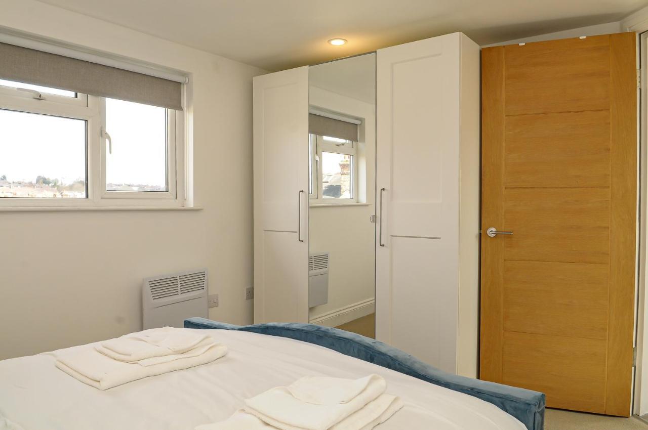Apartment Luxury 5 Star - Parking, Garden, Nr Greater Metro Stations London