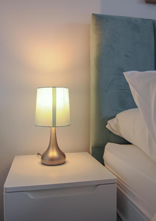 Luxury 5 Star - Parking, Garden, Nr Greater Metro Stations Apartment London