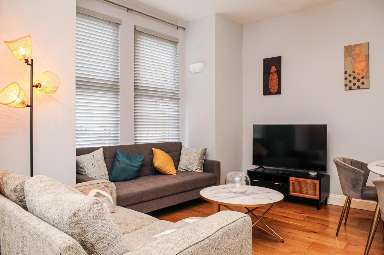Luxury 5 Star - Parking, Garden, Nr Greater Metro Stations London