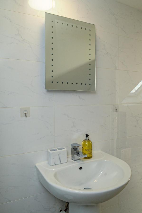 Luxury 5 Star - Parking, Garden, Nr Greater Metro Stations Apartment *