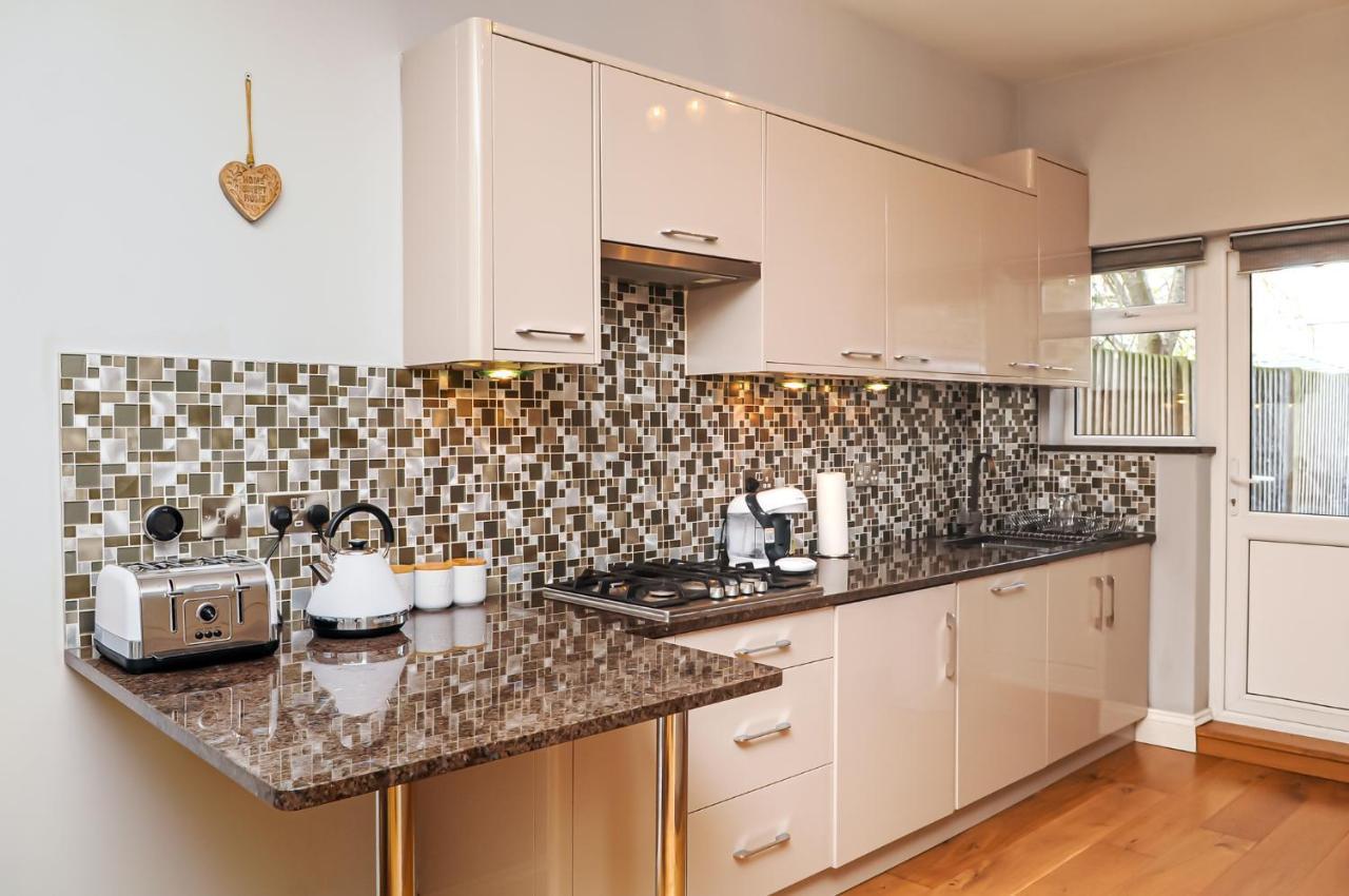 Luxury 5 Star - Parking, Garden, Nr Greater Metro Stations Apartment *