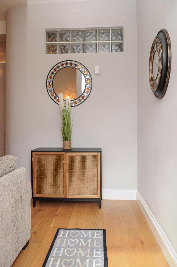 Luxury 5 Star - Parking, Garden, Nr Greater Metro Stations Apartment London
