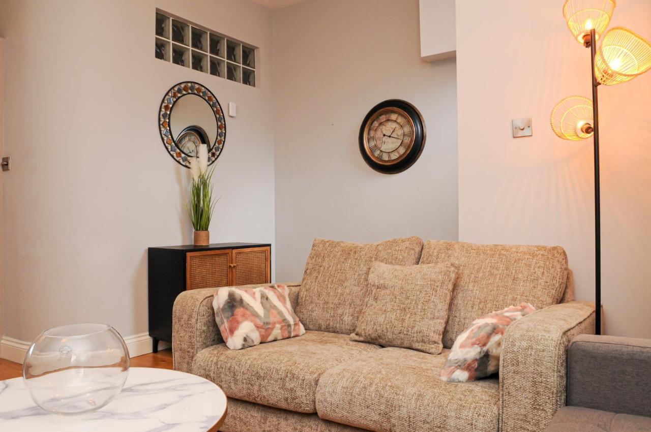 Luxury 5 Star - Parking, Garden, Nr Greater Metro Stations Apartment *