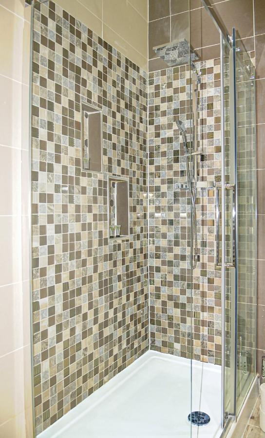Luxury 5 Star - Parking, Garden, Nr Greater Metro Stations * London