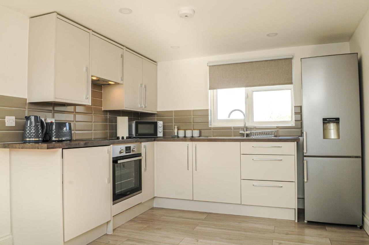 Luxury 5 Star - Parking, Garden, Nr Greater Metro Stations * London