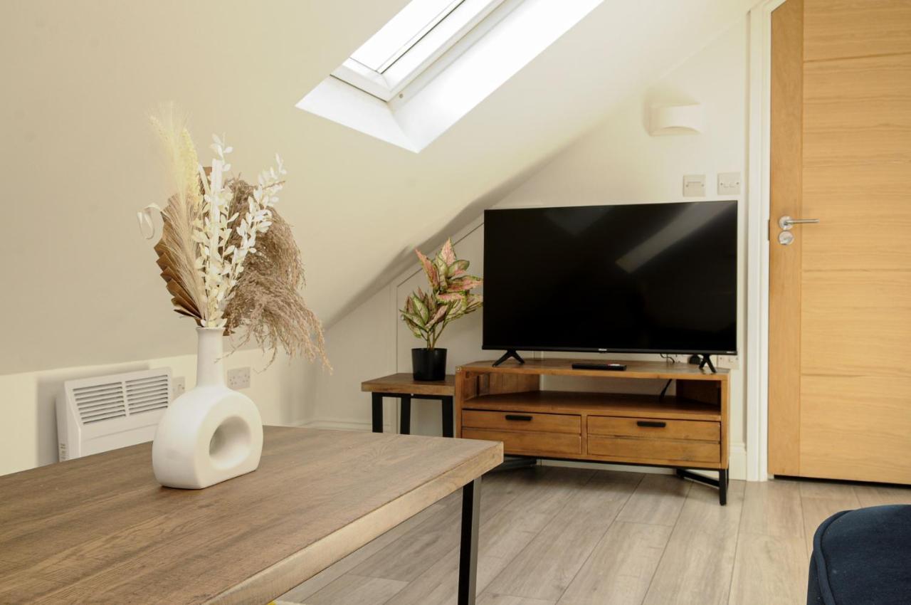 Luxury 5 Star - Parking, Garden, Nr Greater Metro Stations * London