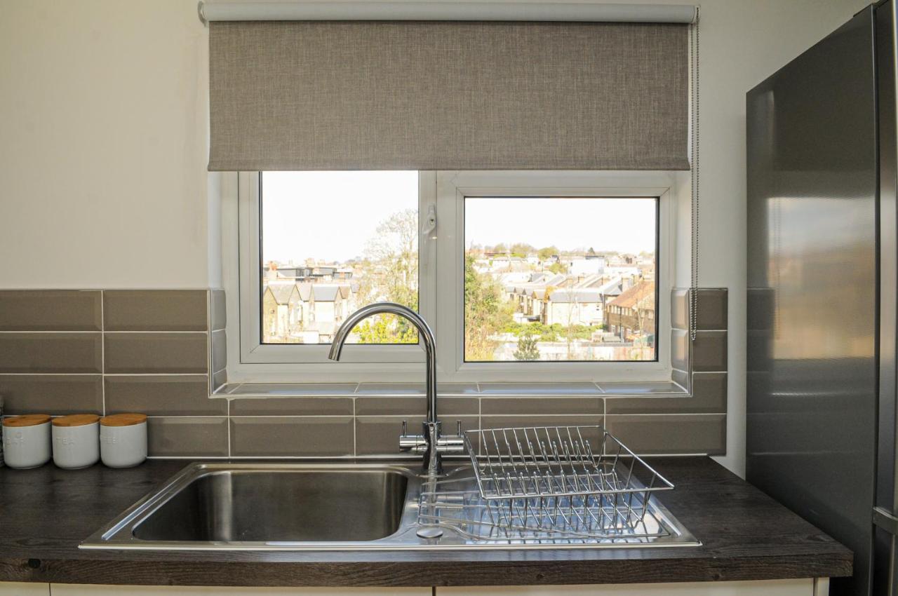 Apartment Luxury 5 Star - Parking, Garden, Nr Greater Metro Stations London