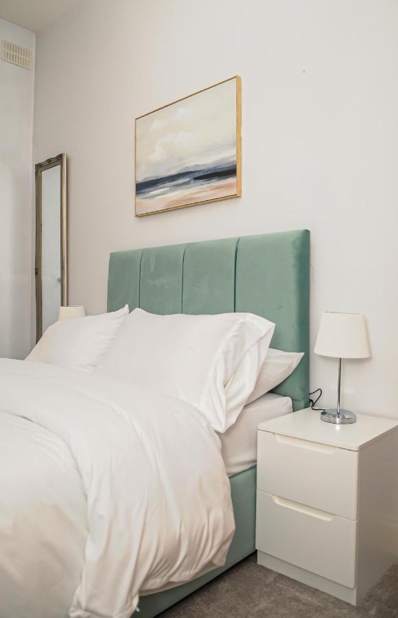 Apartment Luxury 5 Star - Parking, Garden, Nr Greater Metro Stations London