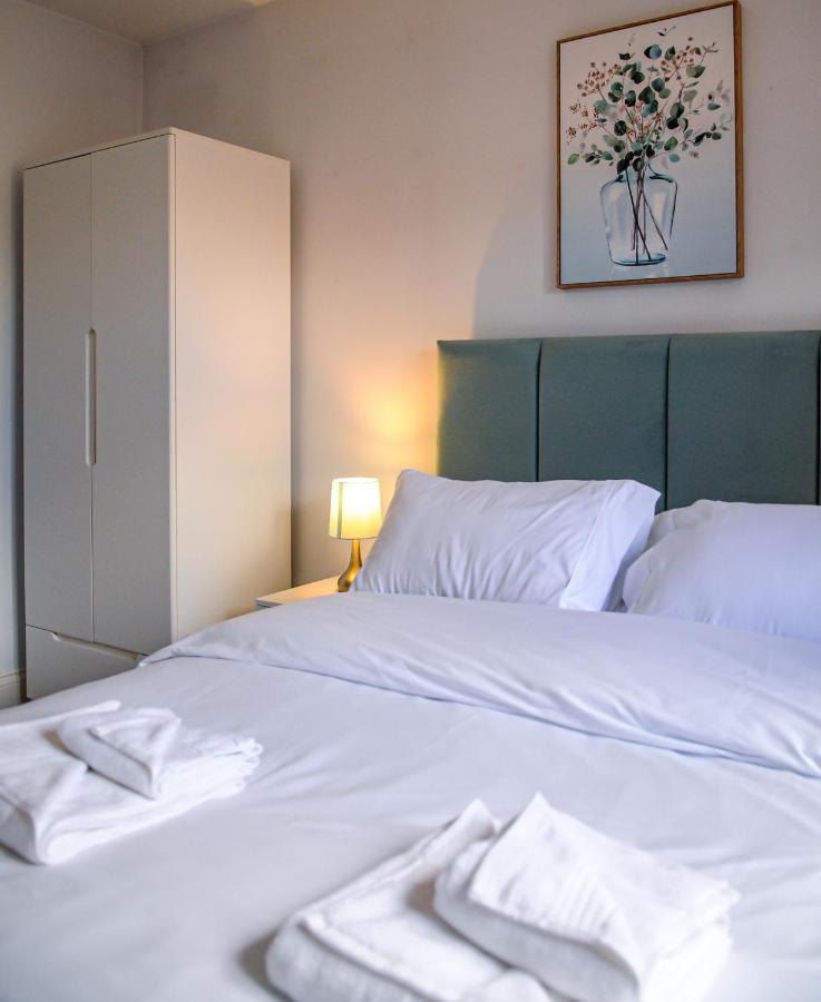 Luxury 5 Star - Parking, Garden, Nr Greater Metro Stations Apartment *