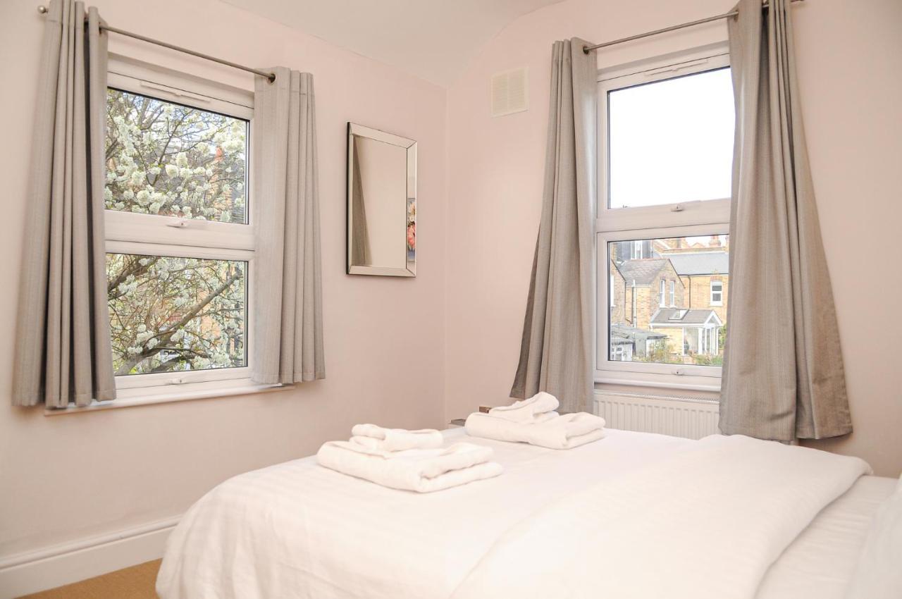 Luxury 5 Star - Parking, Garden, Nr Greater Metro Stations London