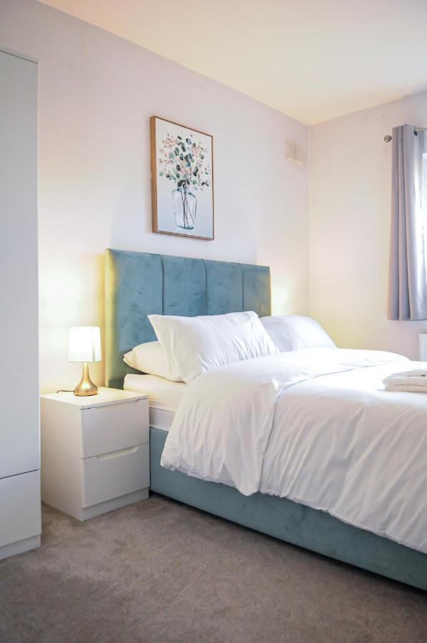 Luxury 5 Star - Parking, Garden, Nr Greater Metro Stations * London
