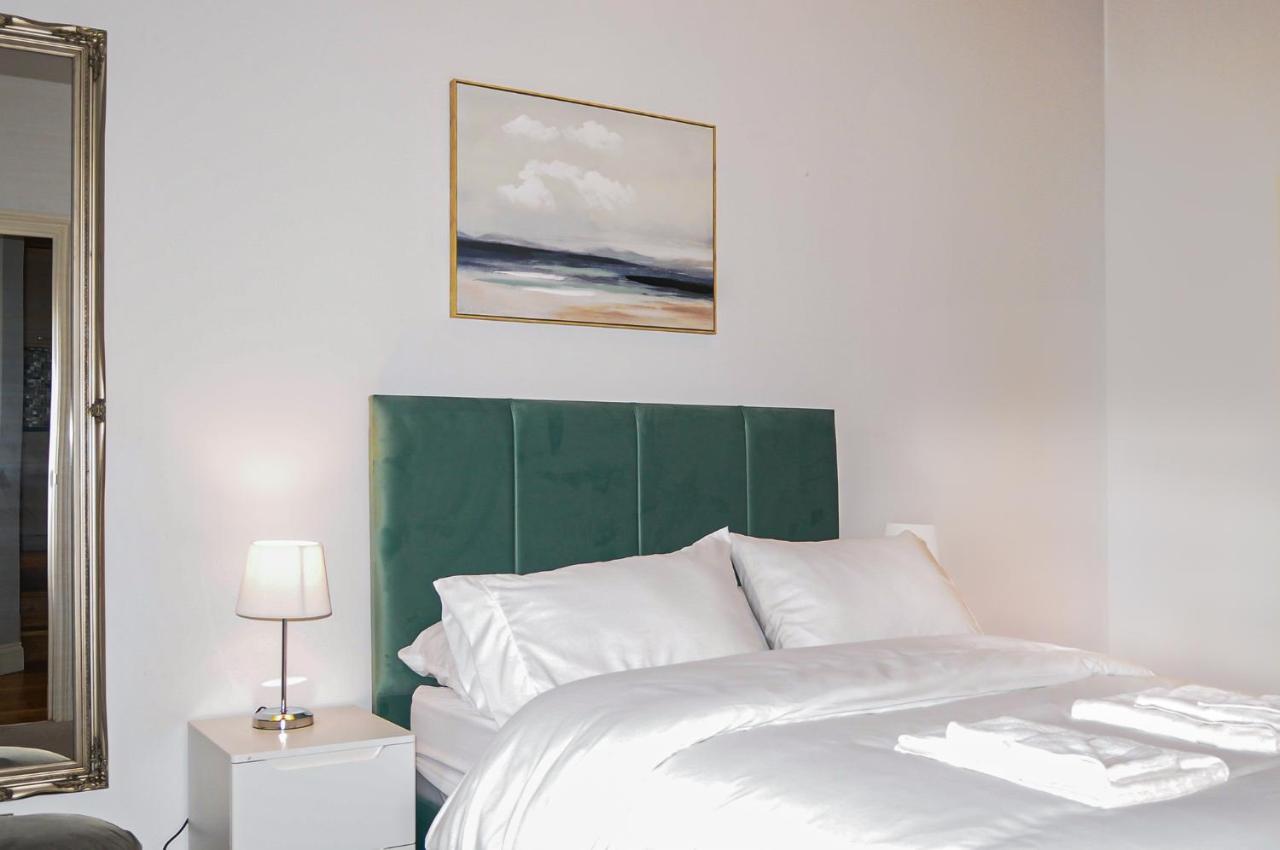 Luxury 5 Star - Parking, Garden, Nr Greater Metro Stations London