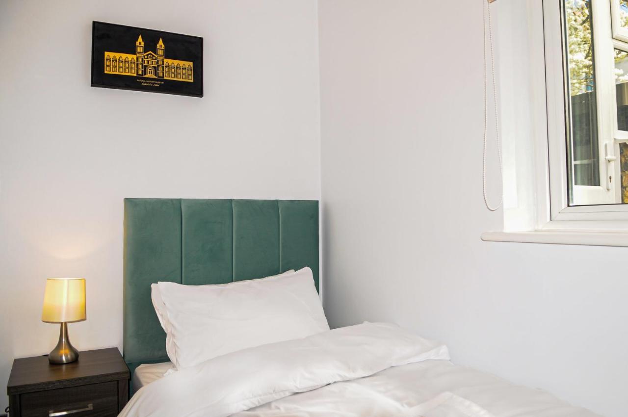 Luxury 5 Star - Parking, Garden, Nr Greater Metro Stations *