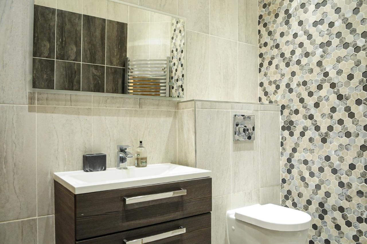 Luxury 5 Star - Parking, Garden, Nr Greater Metro Stations Apartment *