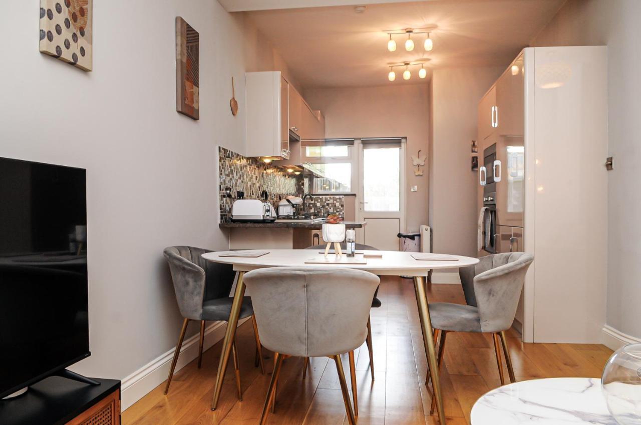 Luxury 5 Star - Parking, Garden, Nr Greater Metro Stations * London