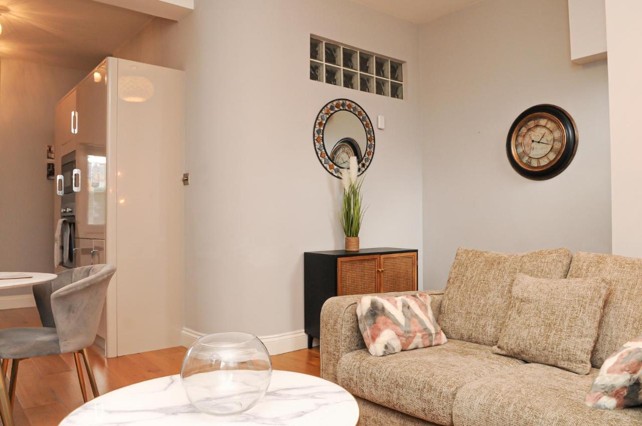 Luxury 5 Star - Parking, Garden, Nr Greater Metro Stations Apartment