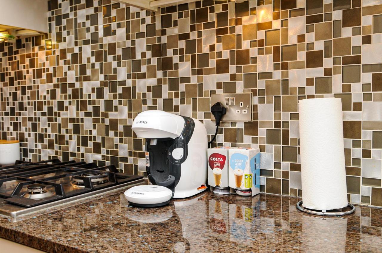 Luxury 5 Star - Parking, Garden, Nr Greater Metro Stations Apartment London