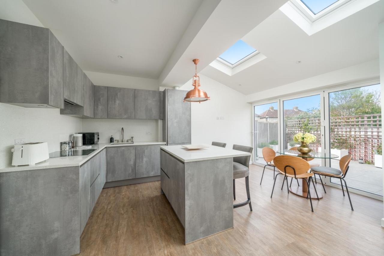 Elegant 3 Bedroom Retreat Minutes From Canary Wharf Holiday home