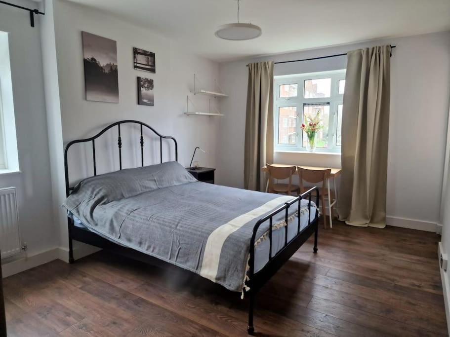 Ozan's Flat Double Bedroom-1, Sharing Kitchen And Bath * London