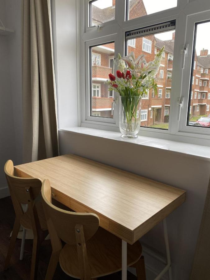 Ozan's Flat Double Bedroom-1, Sharing Kitchen And Bath Apartment London