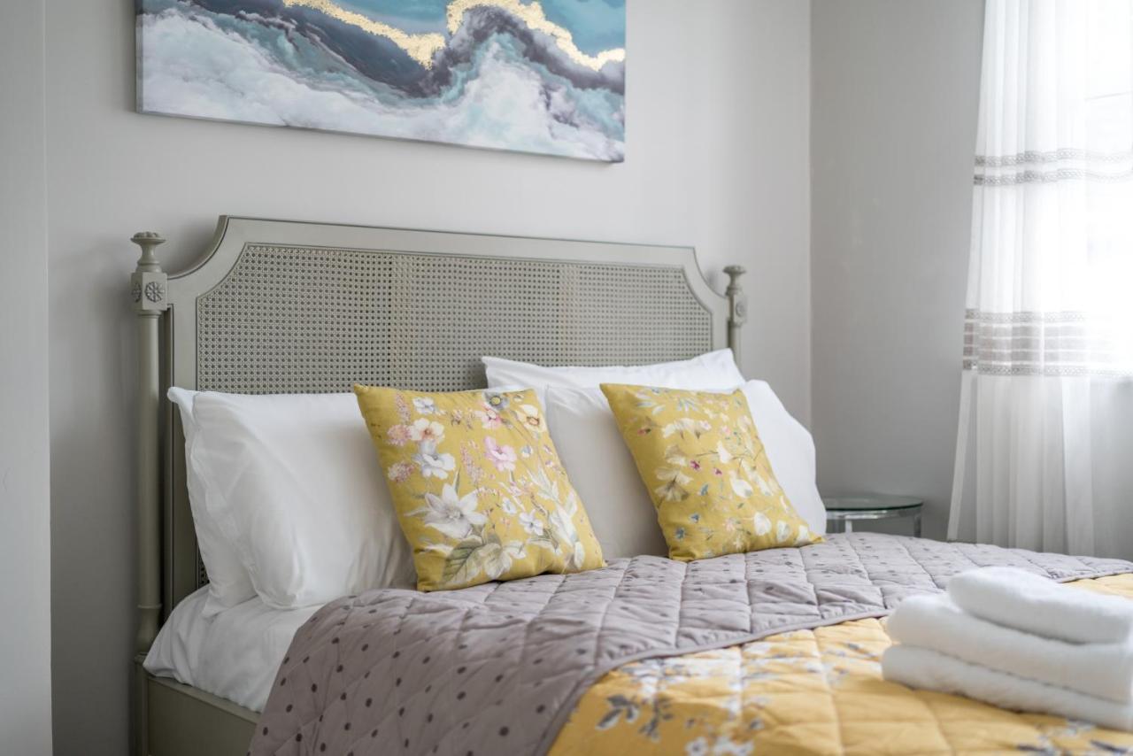 Elegant 3 Bedroom Retreat Minutes From Canary Wharf Holiday home