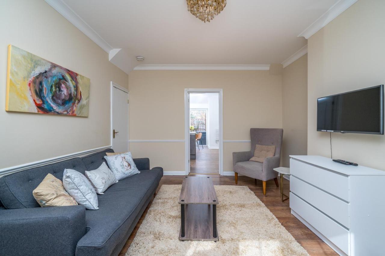 Elegant 3 Bedroom Retreat Minutes From Canary Wharf Holiday home