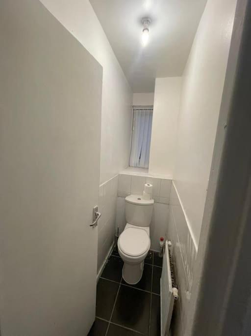 New! Xtra Large 4 Bedroom Up To 12 Guests * London
