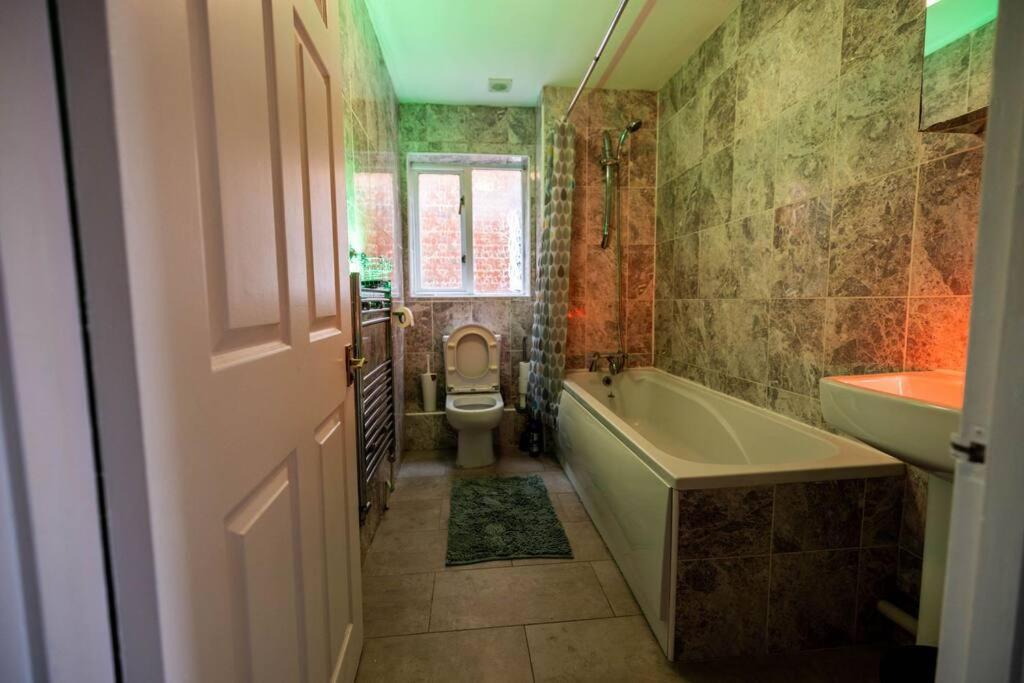 3 Bedrooms House-sofabed-parking-bbqstove-garden Apartment London