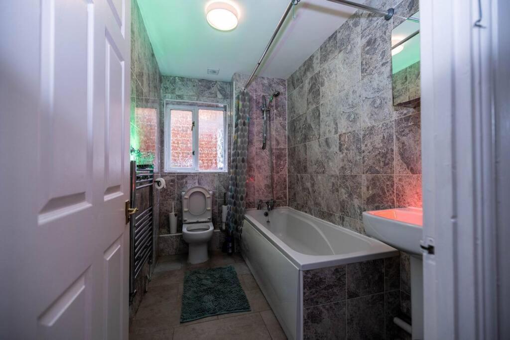 3 Bedrooms House-sofabed-parking-bbqstove-garden * London