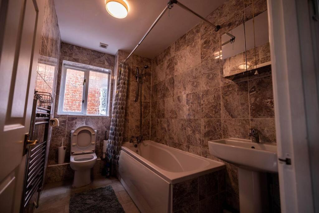 Apartment 3 Bedrooms House-sofabed-parking-bbqstove-garden *