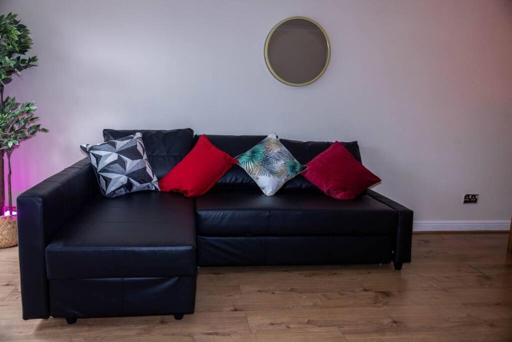 3 Bedrooms House-sofabed-parking-bbqstove-garden * London