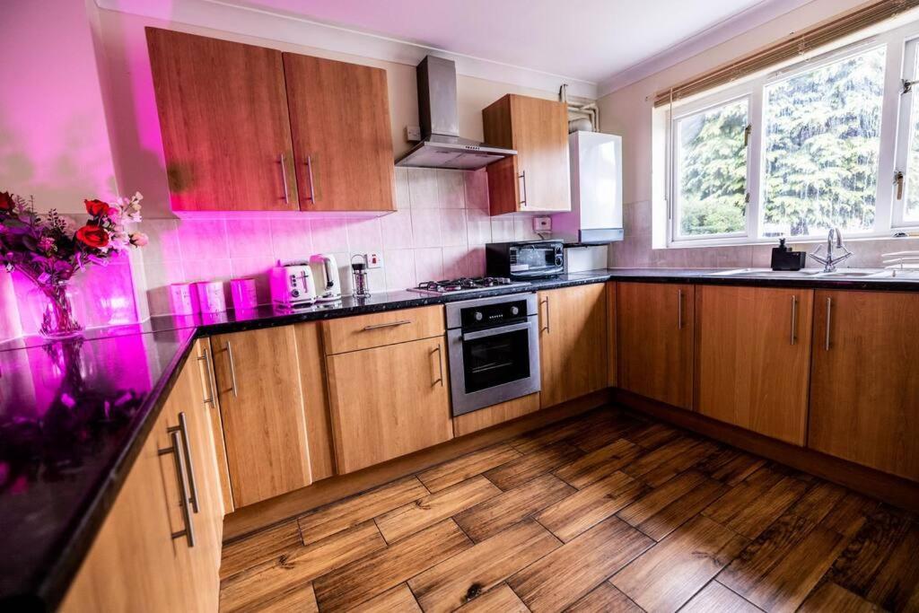 3 Bedrooms House-sofabed-parking-bbqstove-garden *