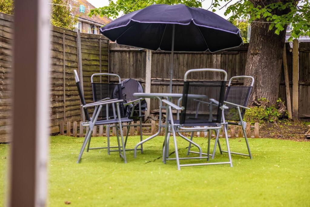 3 Bedrooms House-sofabed-parking-bbqstove-garden * London