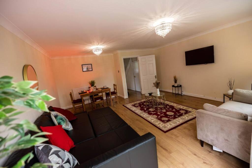 Apartment 3 Bedrooms House-sofabed-parking-bbqstove-garden