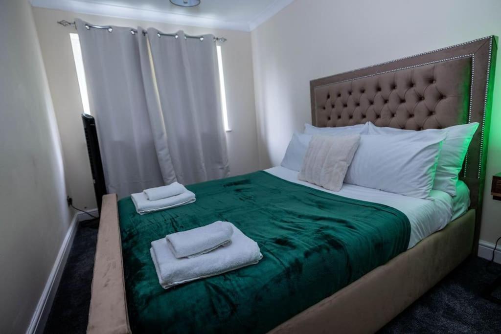 3 Bedrooms House-sofabed-parking-bbqstove-garden Apartment