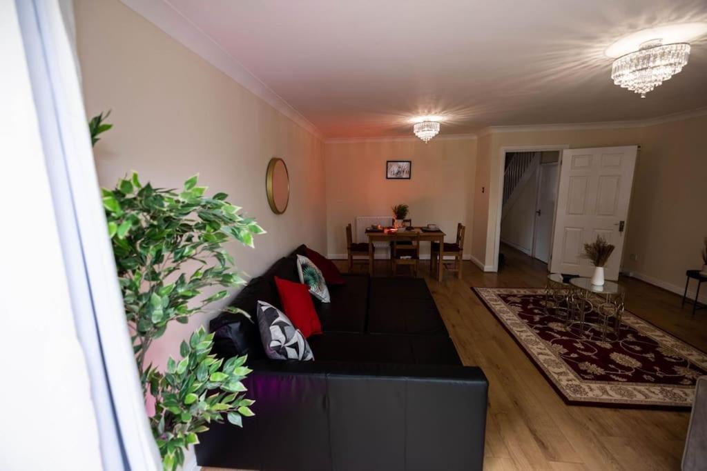 3 Bedrooms House-sofabed-parking-bbqstove-garden * London