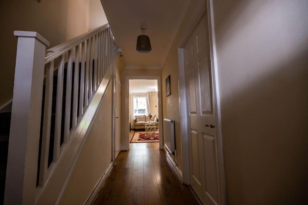 Apartment 3 Bedrooms House-sofabed-parking-bbqstove-garden *