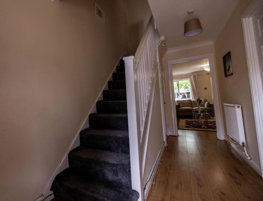 3 Bedrooms House-sofabed-parking-bbqstove-garden * London